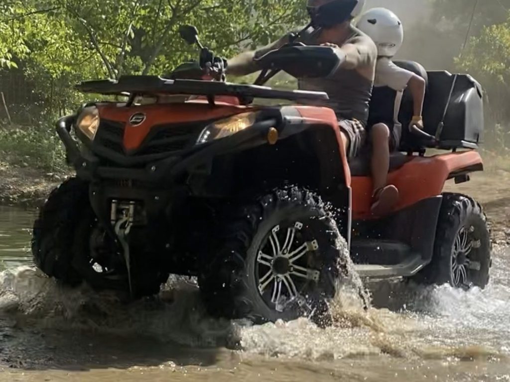 quad dans l'eau boueuse